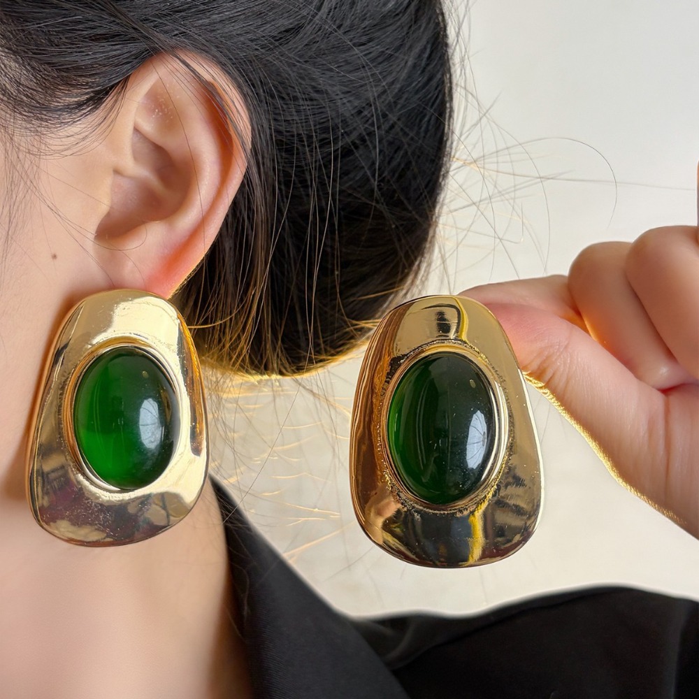Fashionable Retro Style Earrin - Vintage Fashion Photographers 评论和价格