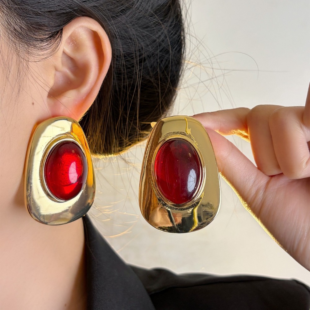 Fashionable Retro Style Earrin - Vintage Fashion Photographers 评论和价格