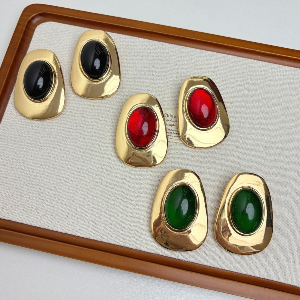 Fashionable Retro Style Earrin - Vintage Fashion Photographers 评论和价格