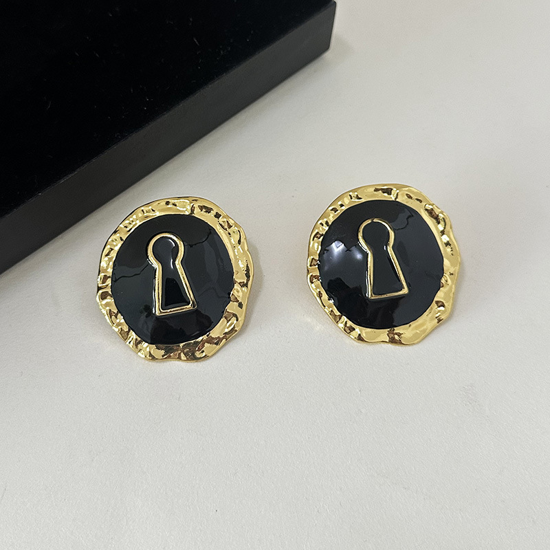Exaggerated Black Enameled All - Vintage Fashion Show 评论和价格